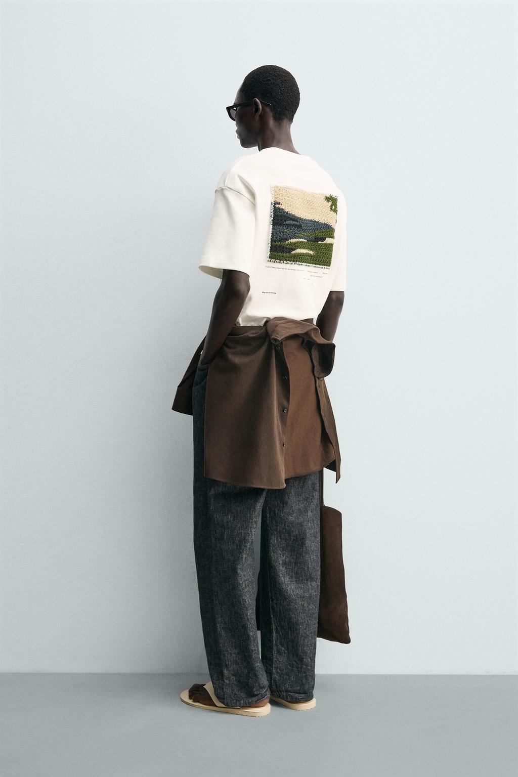 ФУТБОЛКА С КОНТРАСТНОЙ ТЕКСТУРИРОВАННОЙ НАШИВКОЙ