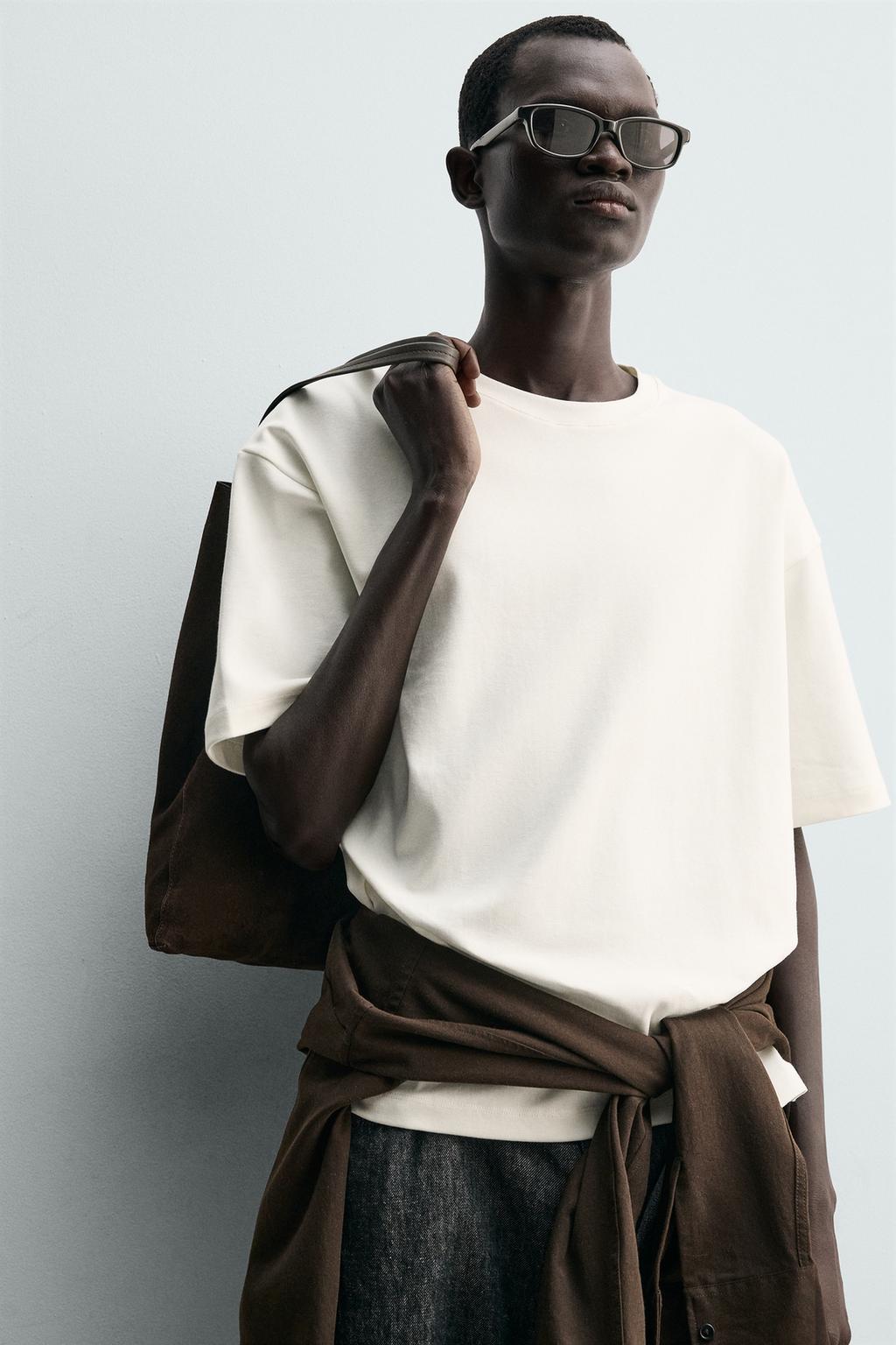 ФУТБОЛКА С КОНТРАСТНОЙ ТЕКСТУРИРОВАННОЙ НАШИВКОЙ