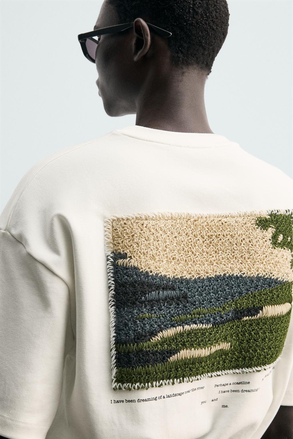 ФУТБОЛКА С КОНТРАСТНОЙ ТЕКСТУРИРОВАННОЙ НАШИВКОЙ