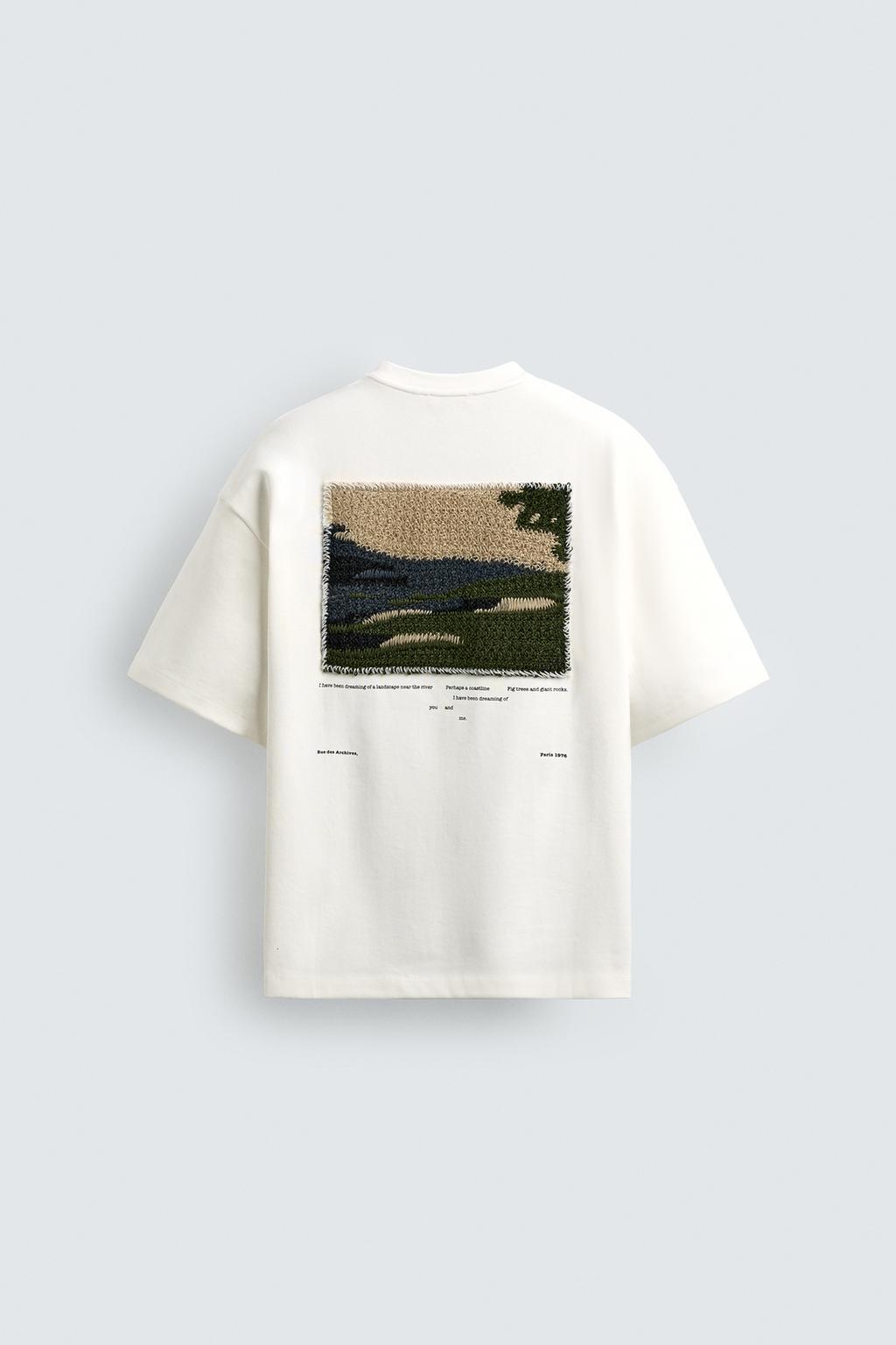 ФУТБОЛКА С КОНТРАСТНОЙ ТЕКСТУРИРОВАННОЙ НАШИВКОЙ