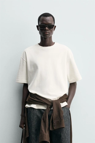 Футболка с контрастной текстурированной нашивкой- Заказать в России