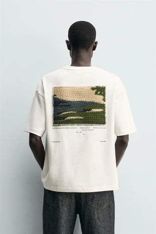 Футболка с контрастной текстурированной нашивкой- Заказать в России