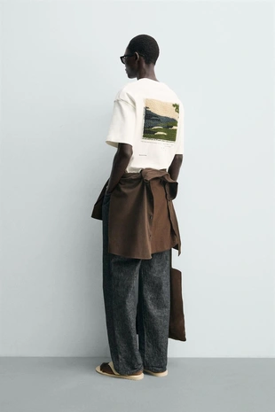 Футболка с контрастной текстурированной нашивкой- Заказать в России