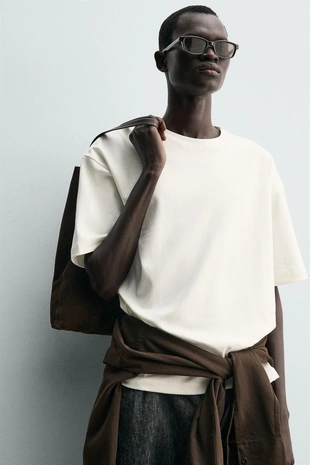 Футболка с контрастной текстурированной нашивкой- Заказать в России