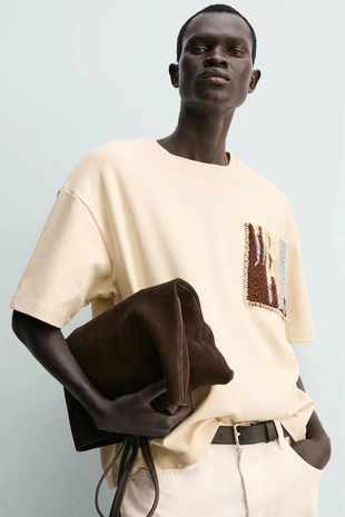 Футболка с комбинированной нашивкой- Заказать в России