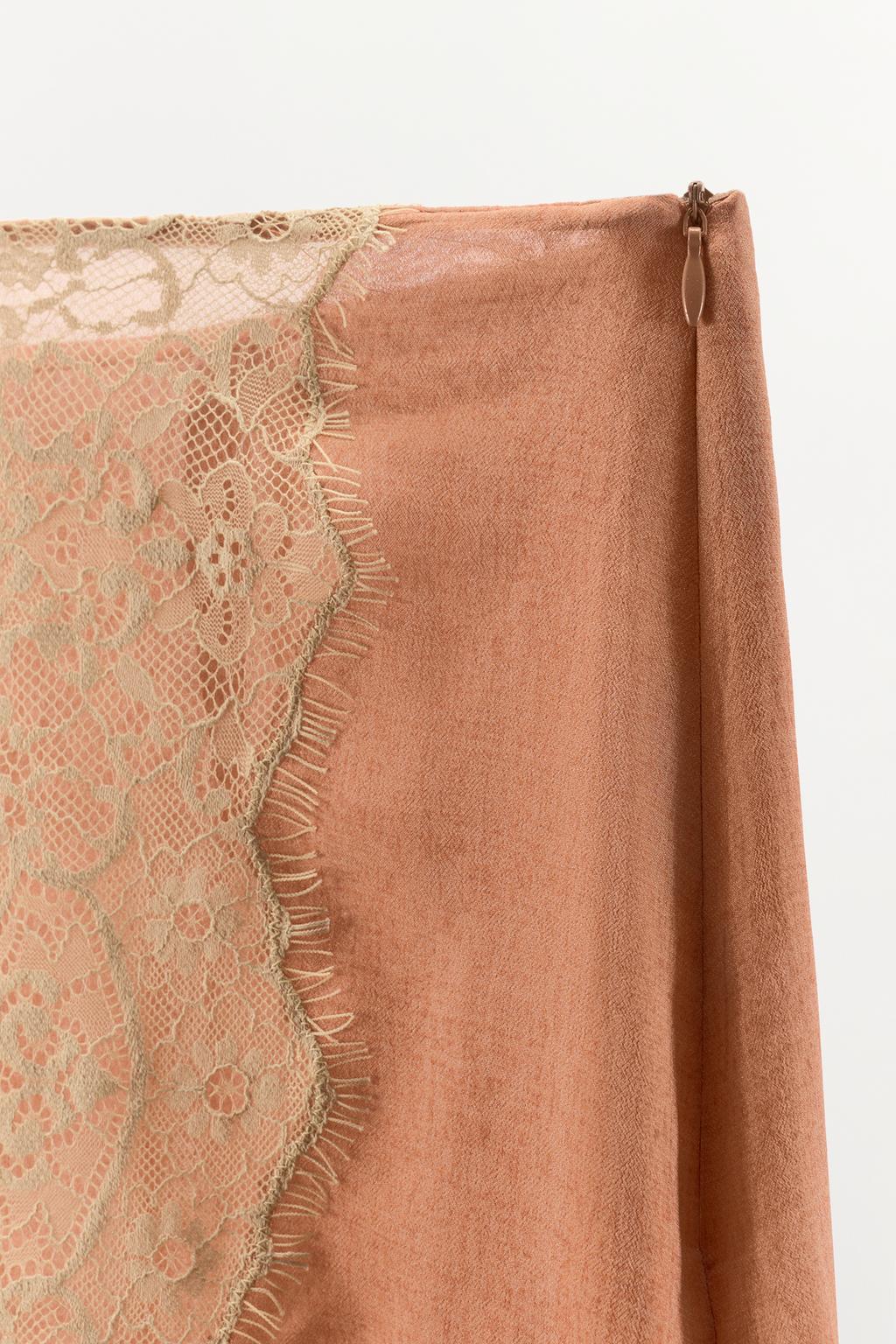 ЮБКА ИЗ ЖОРЖЕТА С КОНТРАСТНЫМ КРУЖЕВОМ