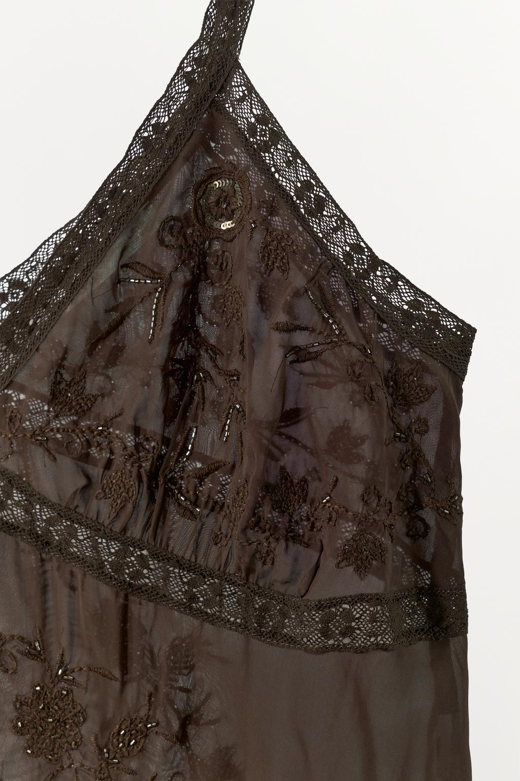 ТОП НА БРЕТЕЛЯХ С ВЫШИВКОЙ И БУСИНАМИ