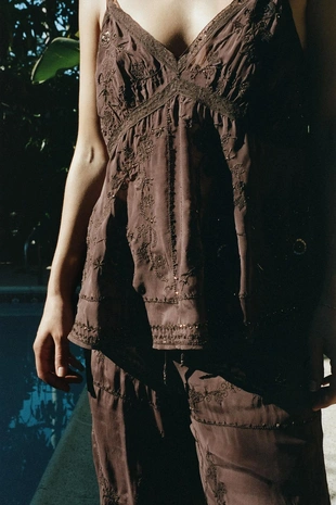 Топ на бретелях с вышивкой и бусинами- Заказать в России