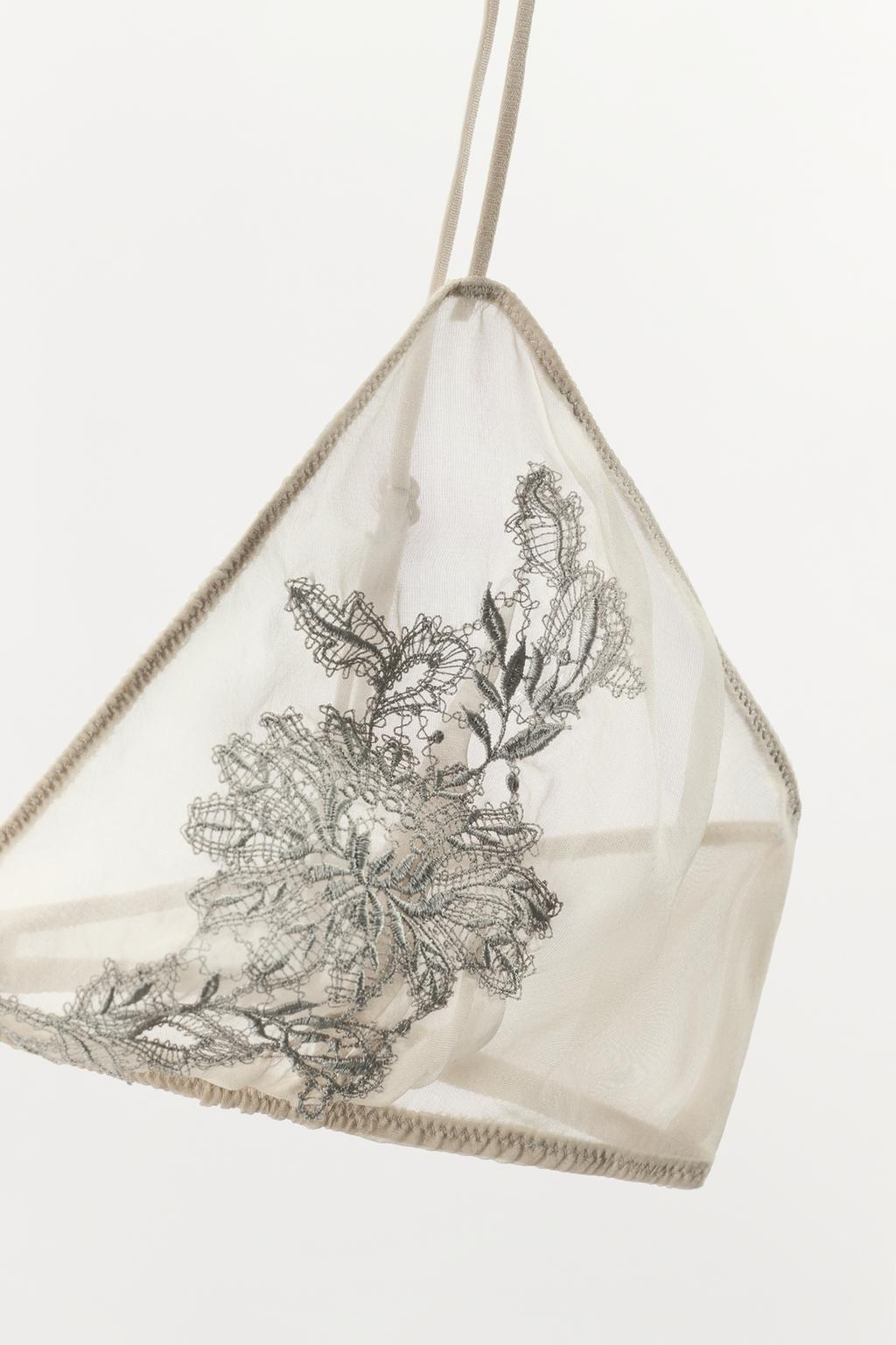 ШЕЛКОВЫЙ БЮСТГАЛЬТЕР С ТРЕУГОЛЬНЫМИ ЧАШКАМИ И КРУЖЕВОМ