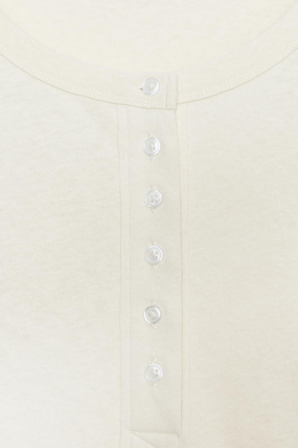 ФУТБОЛКА В СТИЛЕ РУСТИК С ВОРОТНИКОМ НА ПУГОВИЦАХ