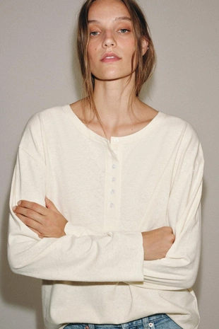 Футболка в стиле рустик с воротником на пуговицах- Заказать в России