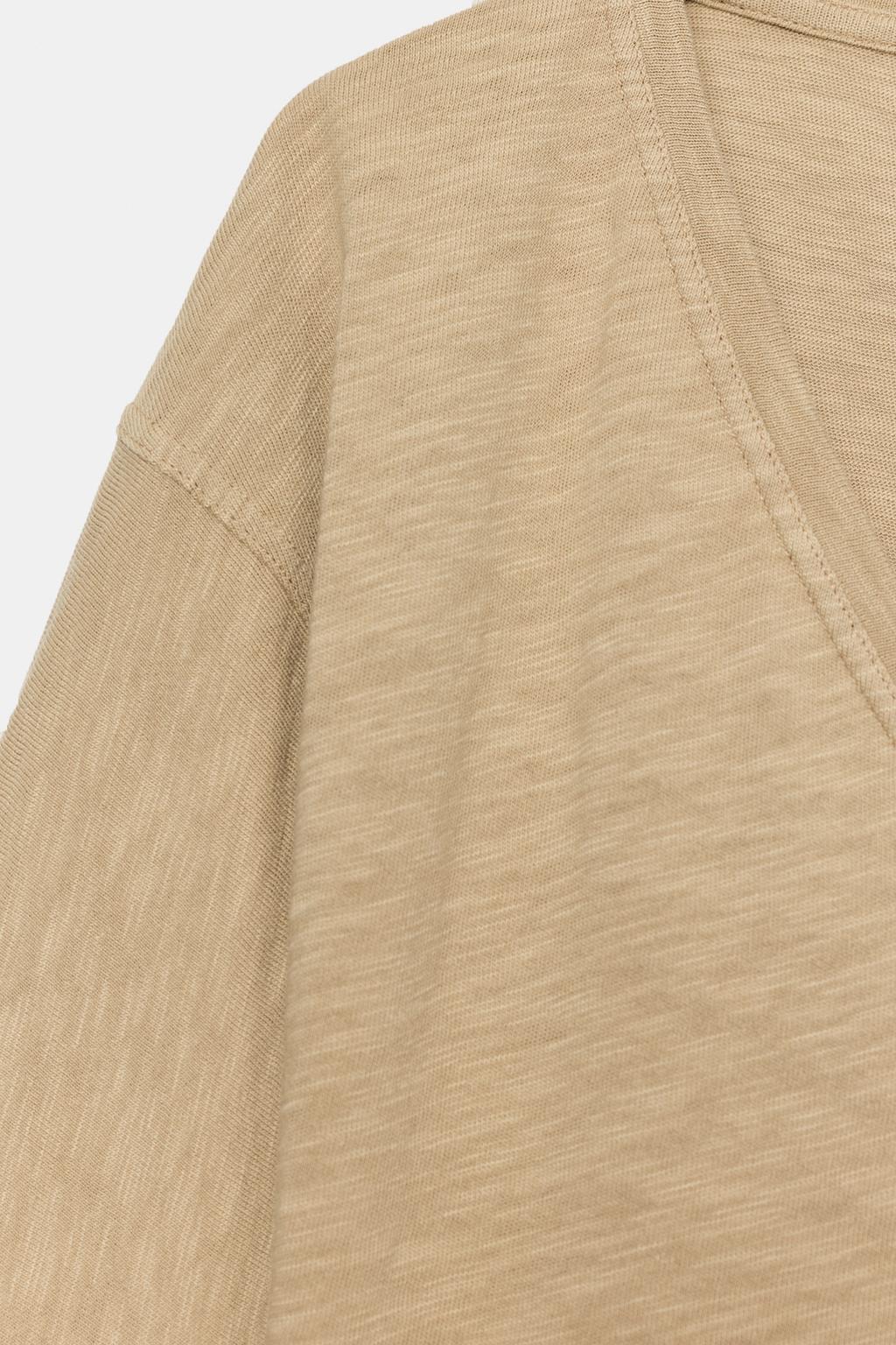 ФУТБОЛКА С V-ОБРАЗНЫМ ВЫРЕЗОМ