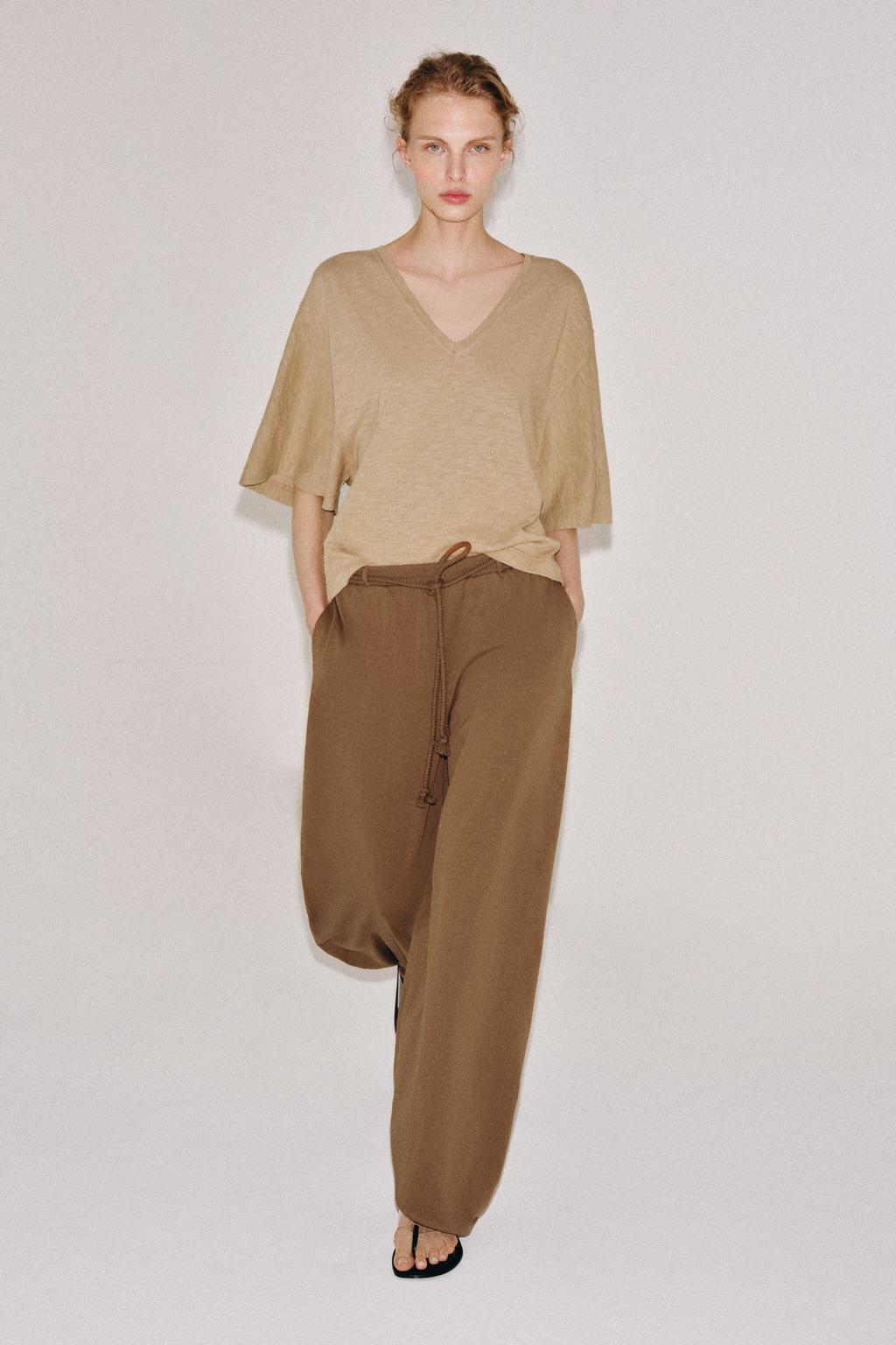 ФУТБОЛКА С V-ОБРАЗНЫМ ВЫРЕЗОМ