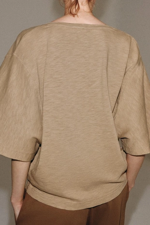 Футболка с V-образным вырезом- Заказать в России