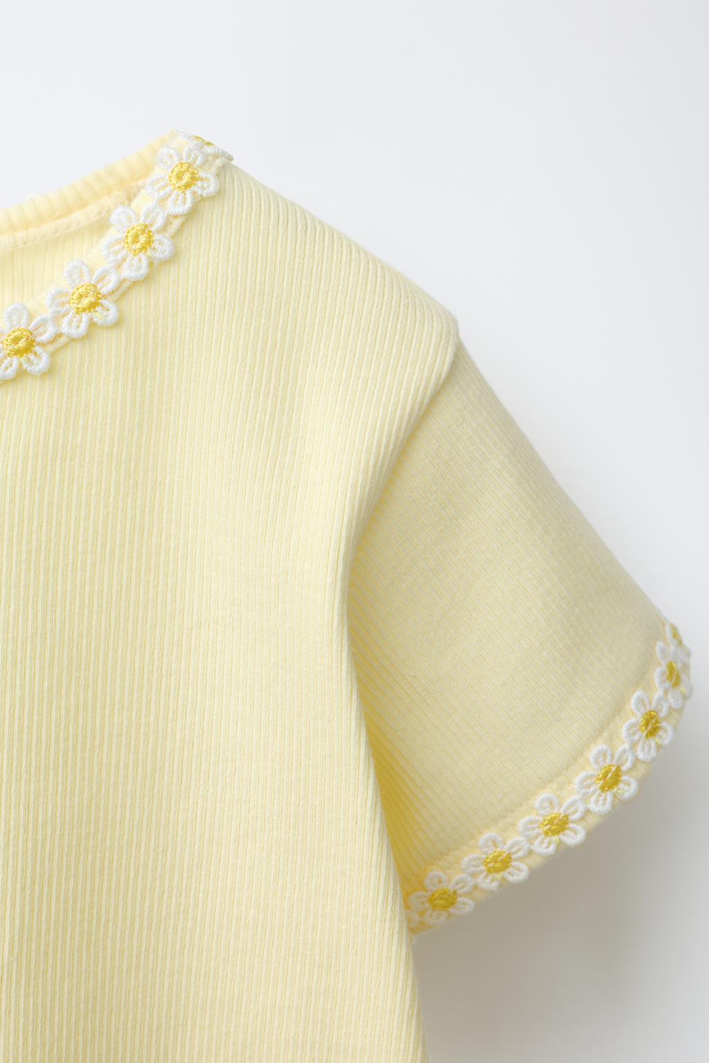 МАЙКА С ЦВЕТОЧНЫМ ПРИНТОМ