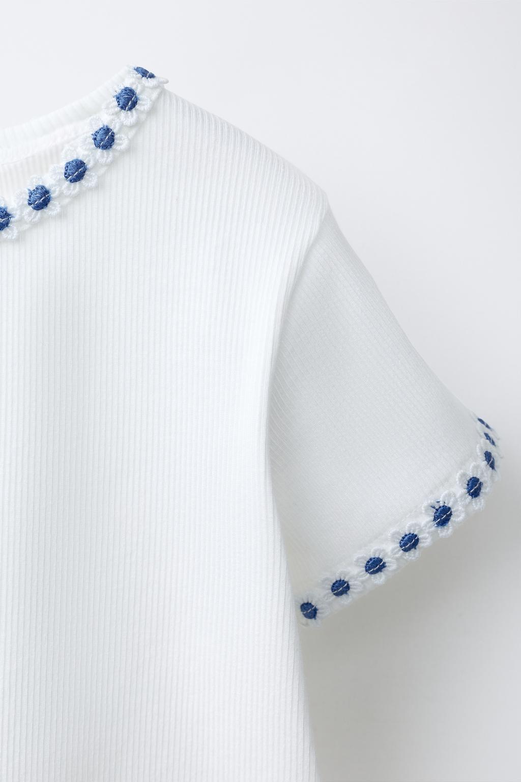 ФУТБОЛКА С ЦВЕТОЧНЫМ ПРИНТОМ