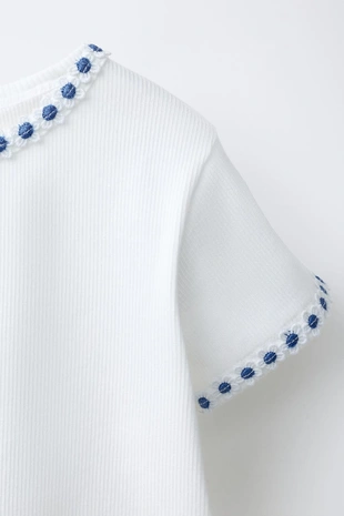 Футболка с цветочным принтом