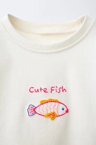 Футболка с вышитой рыбой