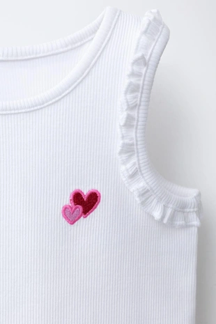 Футболка в рубчик с вышивкой на пройме