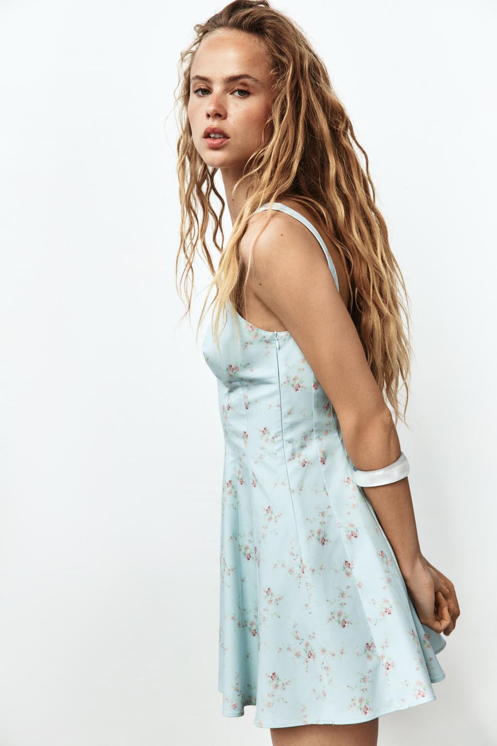 КОРОТКОЕ ПЛАТЬЕ ИЗ ПОПЛИНА С ЦВЕТОЧНЫМ ПРИНТОМ