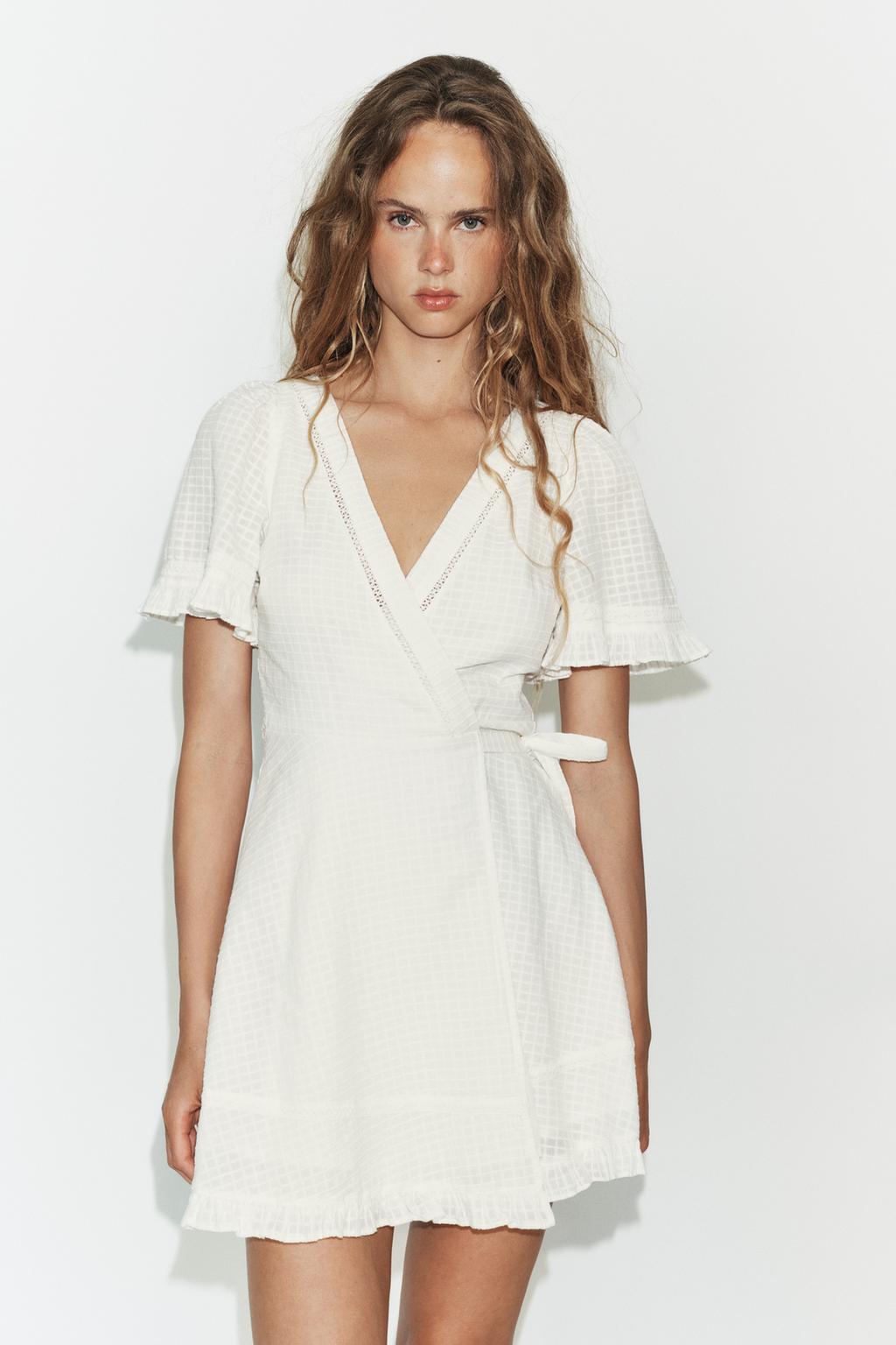 КОРОТКОЕ ПЛАТЬЕ С ЗАПАХОМ ИЗ РЕЛЬЕФНОЙ ТКАНИ