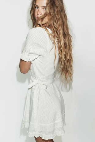 Короткое платье с запахом из рельефной ткани- Заказать в России