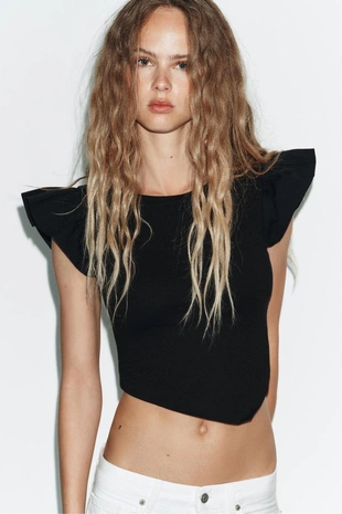 Футболка с воланами и короткими рукавами