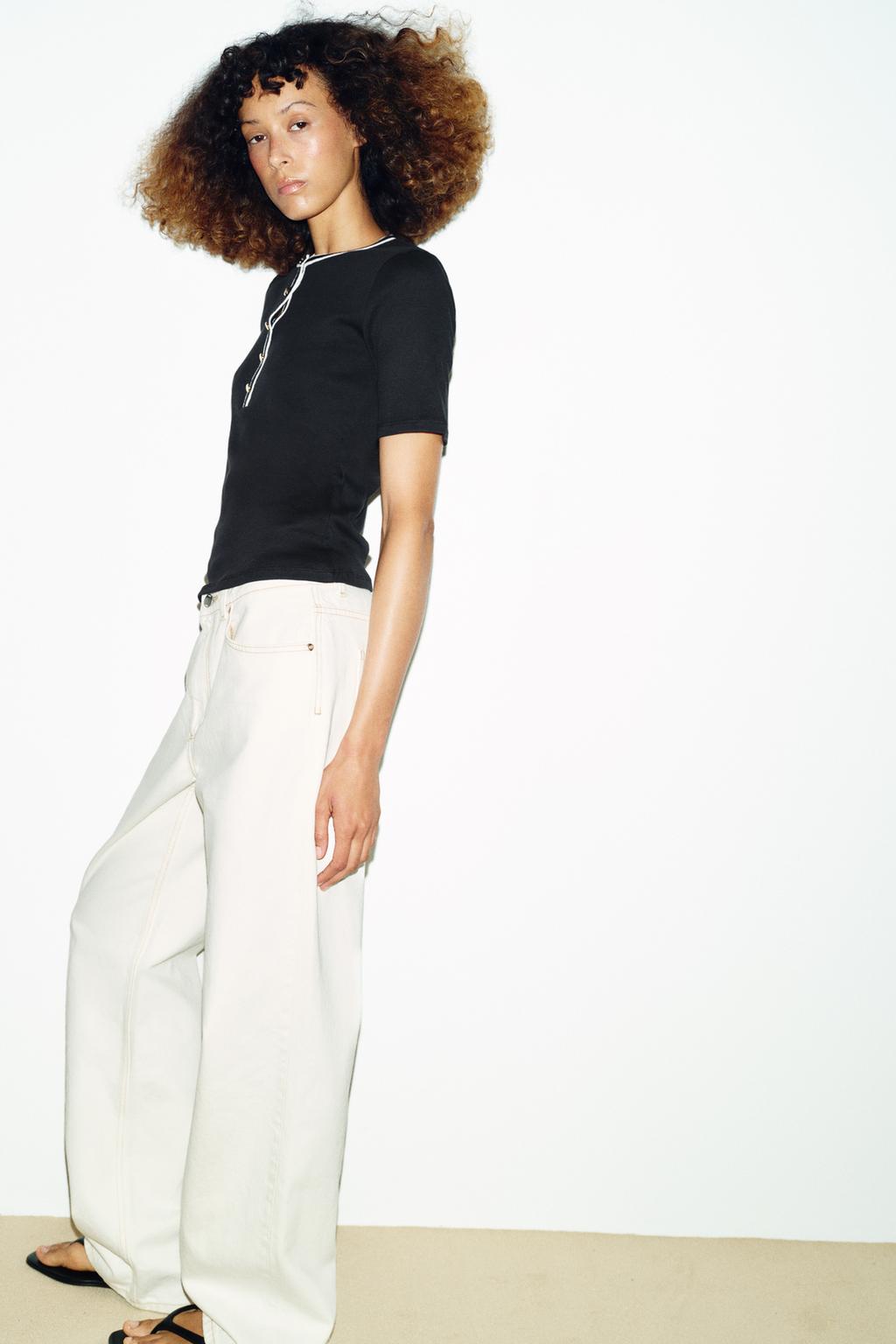 ФУТБОЛКА С КОНТРАСТНЫМИ ДЕТАЛЯМИ