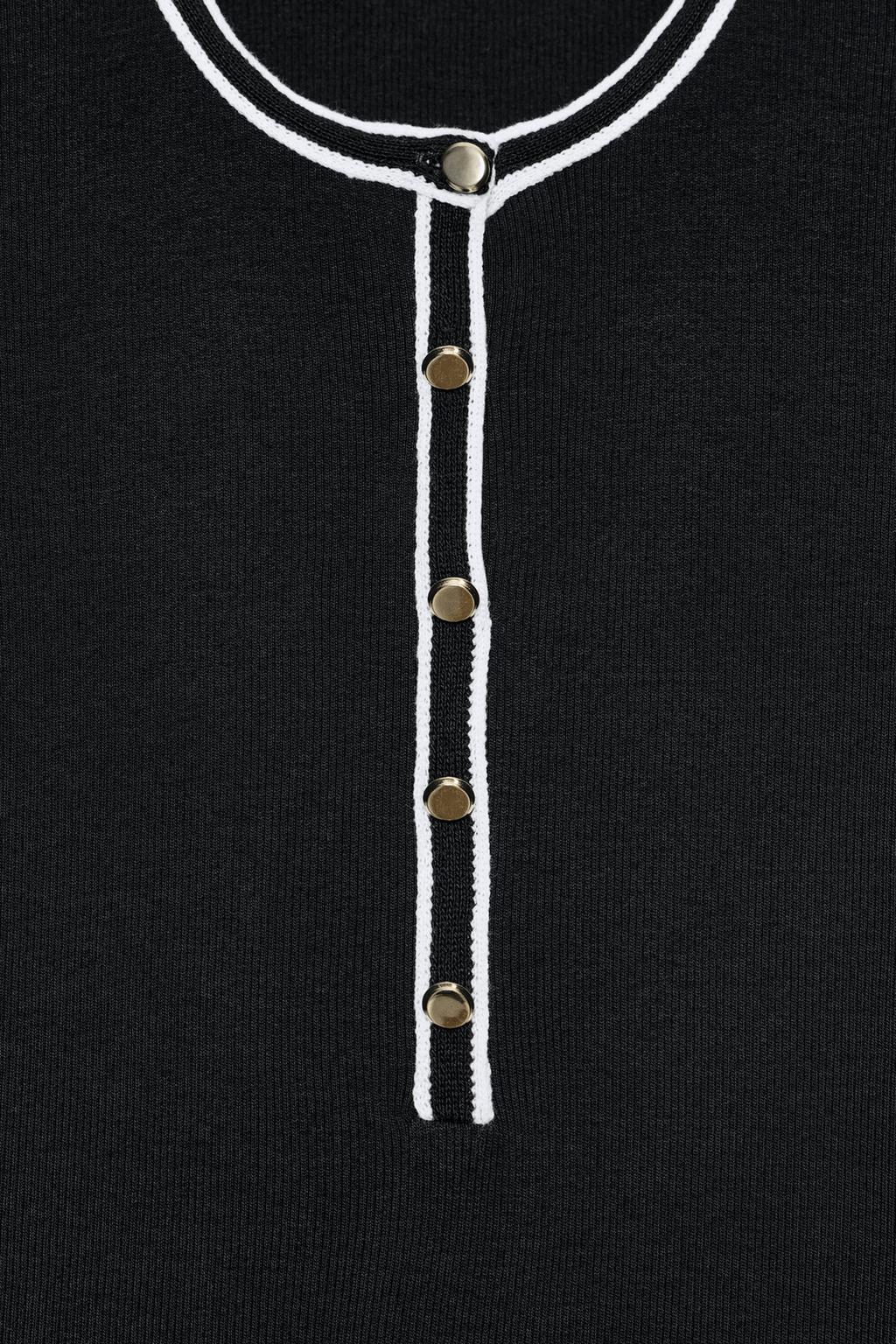 ФУТБОЛКА С КОНТРАСТНЫМИ ДЕТАЛЯМИ