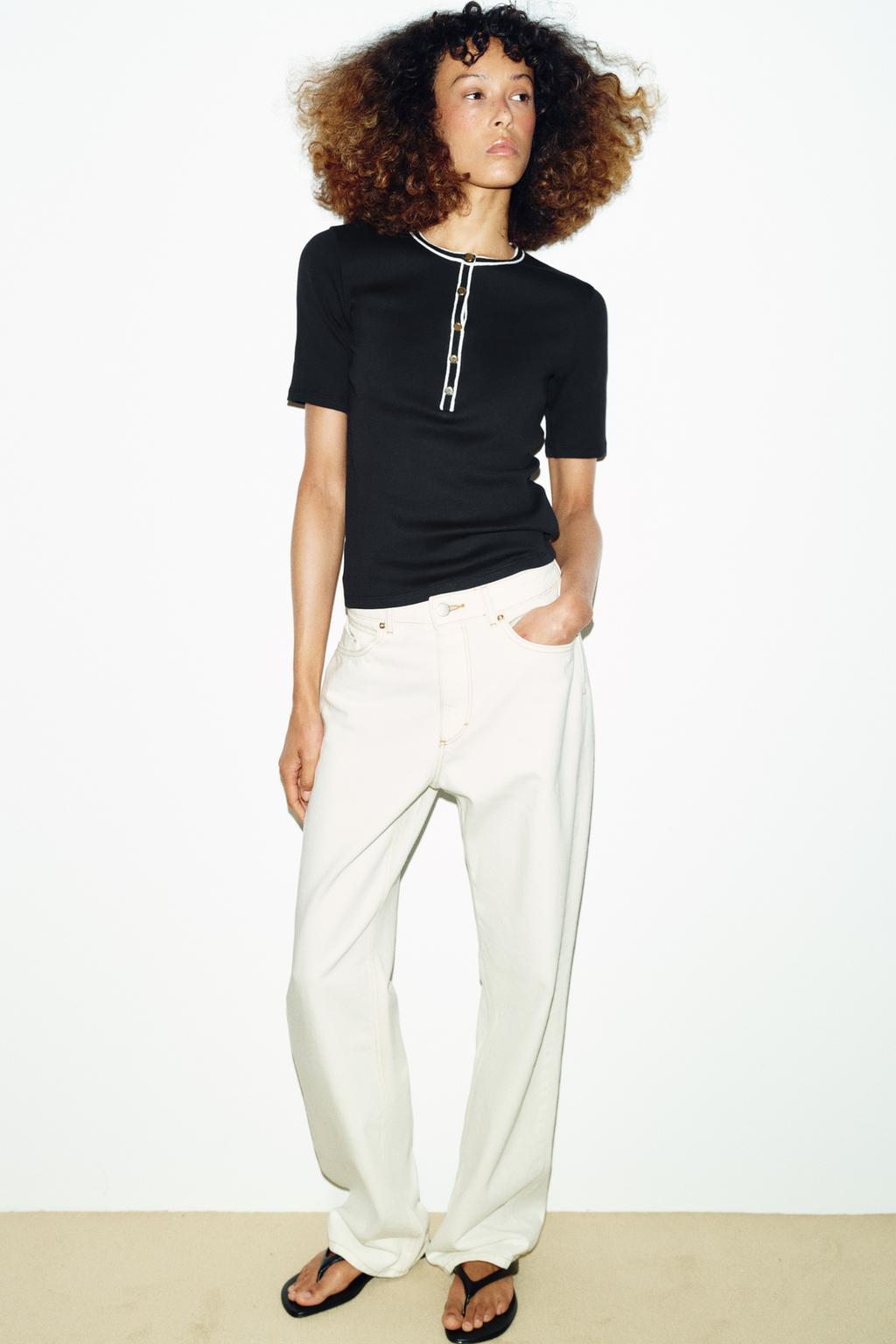 ФУТБОЛКА С КОНТРАСТНЫМИ ДЕТАЛЯМИ