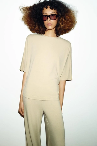 Свободная футболка оверсайз