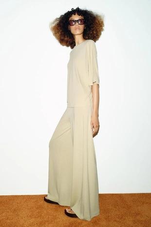 Свободная футболка оверсайз