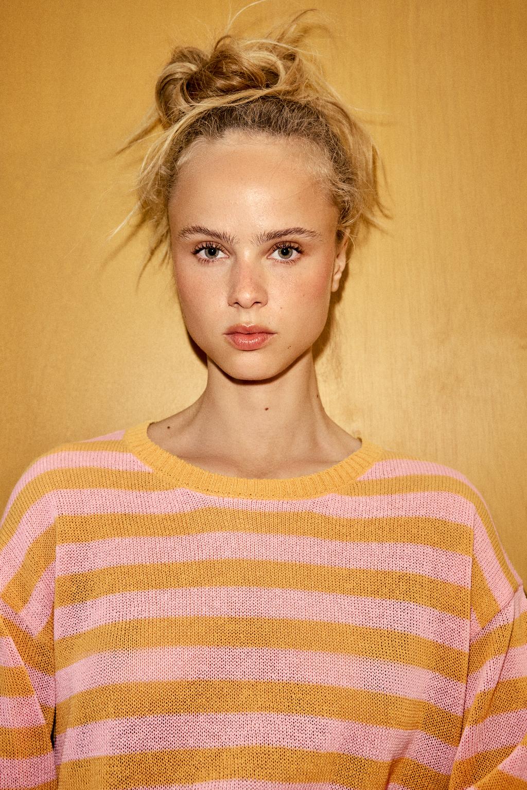 ВЯЗАНЫЙ ТОП В ПОЛОСКУ