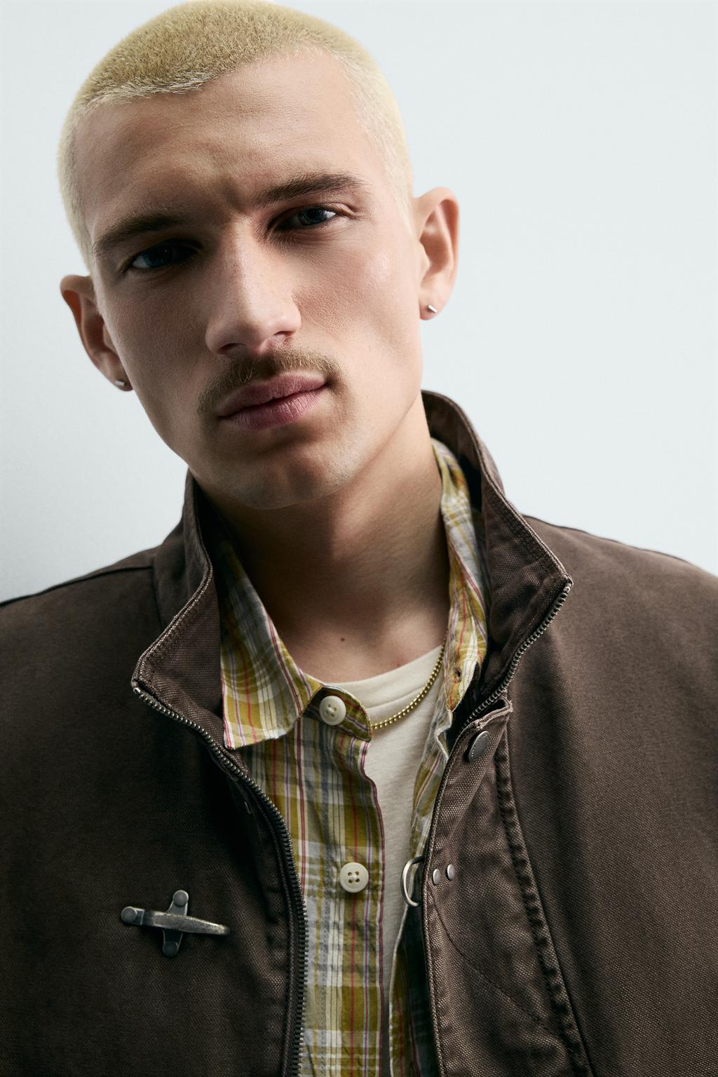 УКОРОЧЕННАЯ КУРТКА С ЗАСТЕЖКАМИ-КЛЫКАМИ