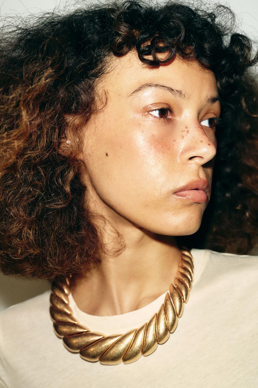 ОЖЕРЕЛЬЕ С МЕТАЛЛИЧЕСКИМИ ДЕТАЛЯМИ