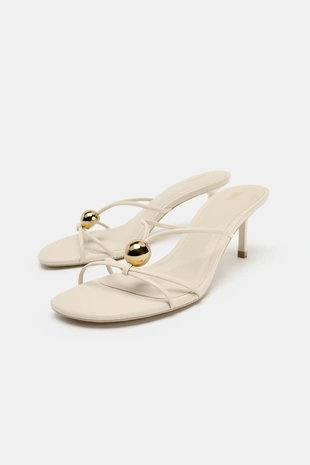 Босоножки на каблуке с металлической деталью- Заказать в России