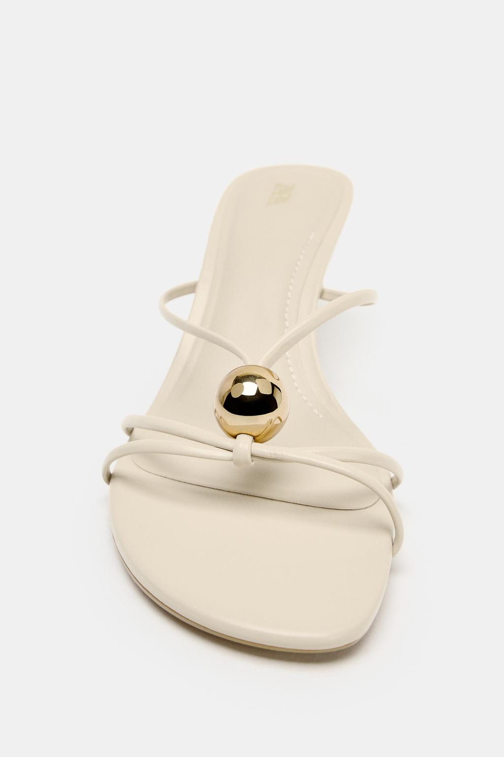 БОСОНОЖКИ НА КАБЛУКЕ С МЕТАЛЛИЧЕСКОЙ ДЕТАЛЬЮ