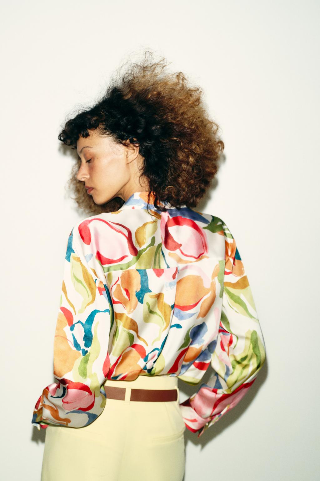 АТЛАСНАЯ РУБАШКА С ЦВЕТОЧНЫМ ПРИНТОМ