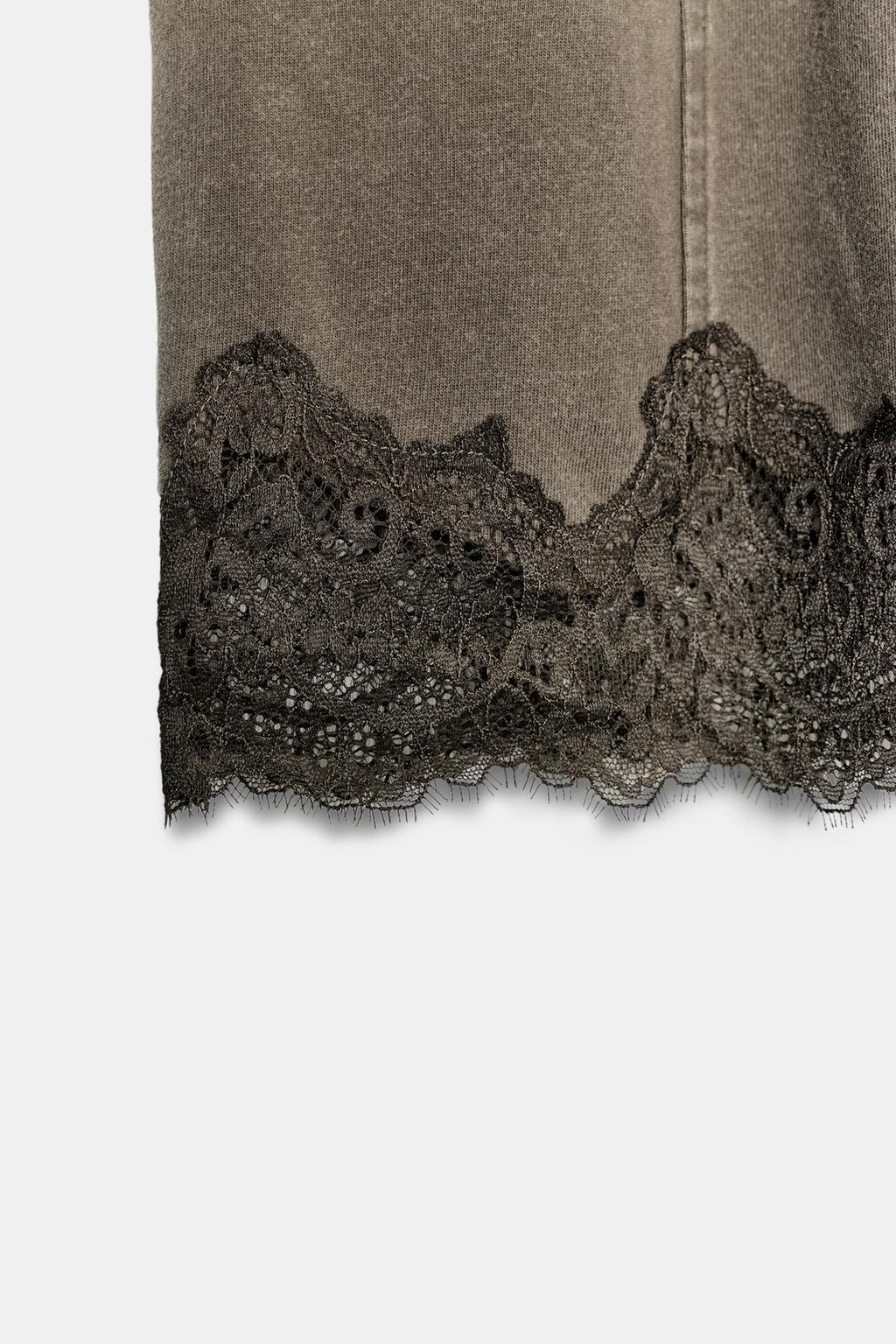 МИНИ-ЮБКА С ЭФФЕКТОМ ПОТЕРТОСТИ И КРУЖЕВОМ