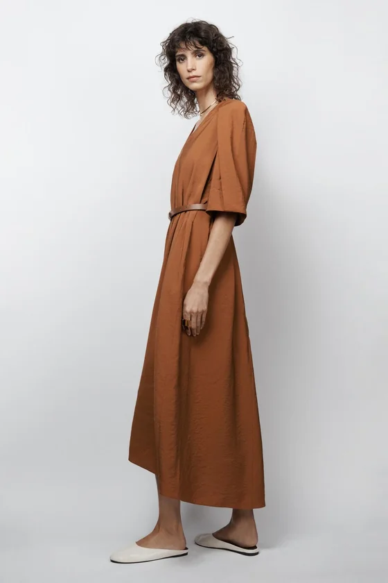 ПЛАТЬЕ МИДИ ИЗ РЕЛЬЕФНОЙ ТКАНИ — коллекция Zara «ZW» лимитированная серия
