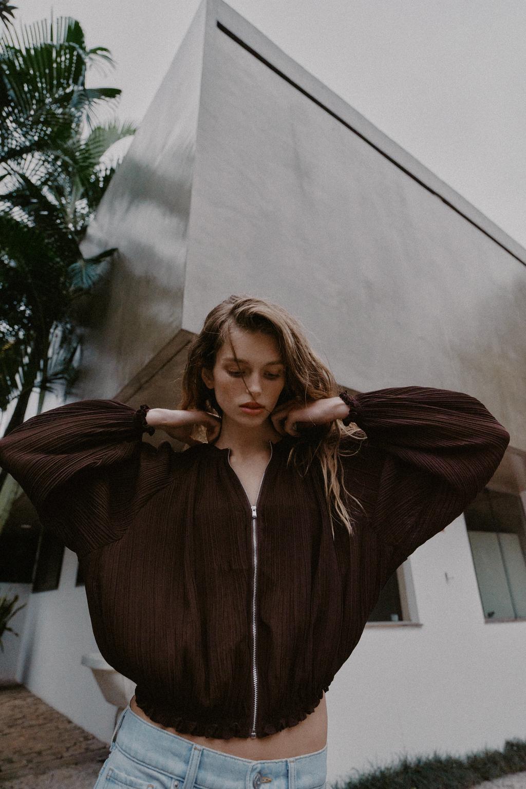 ПЛИССИРОВАННАЯ КУРТКА ИЗ ОРГАНЗЫ