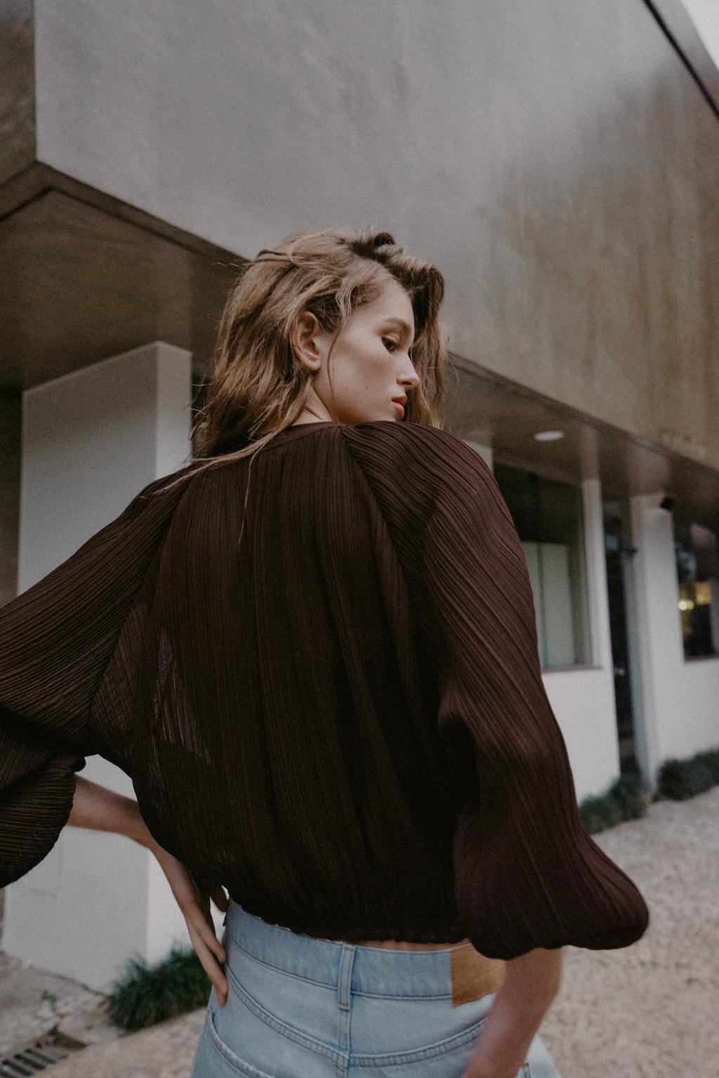 ПЛИССИРОВАННАЯ КУРТКА ИЗ ОРГАНЗЫ