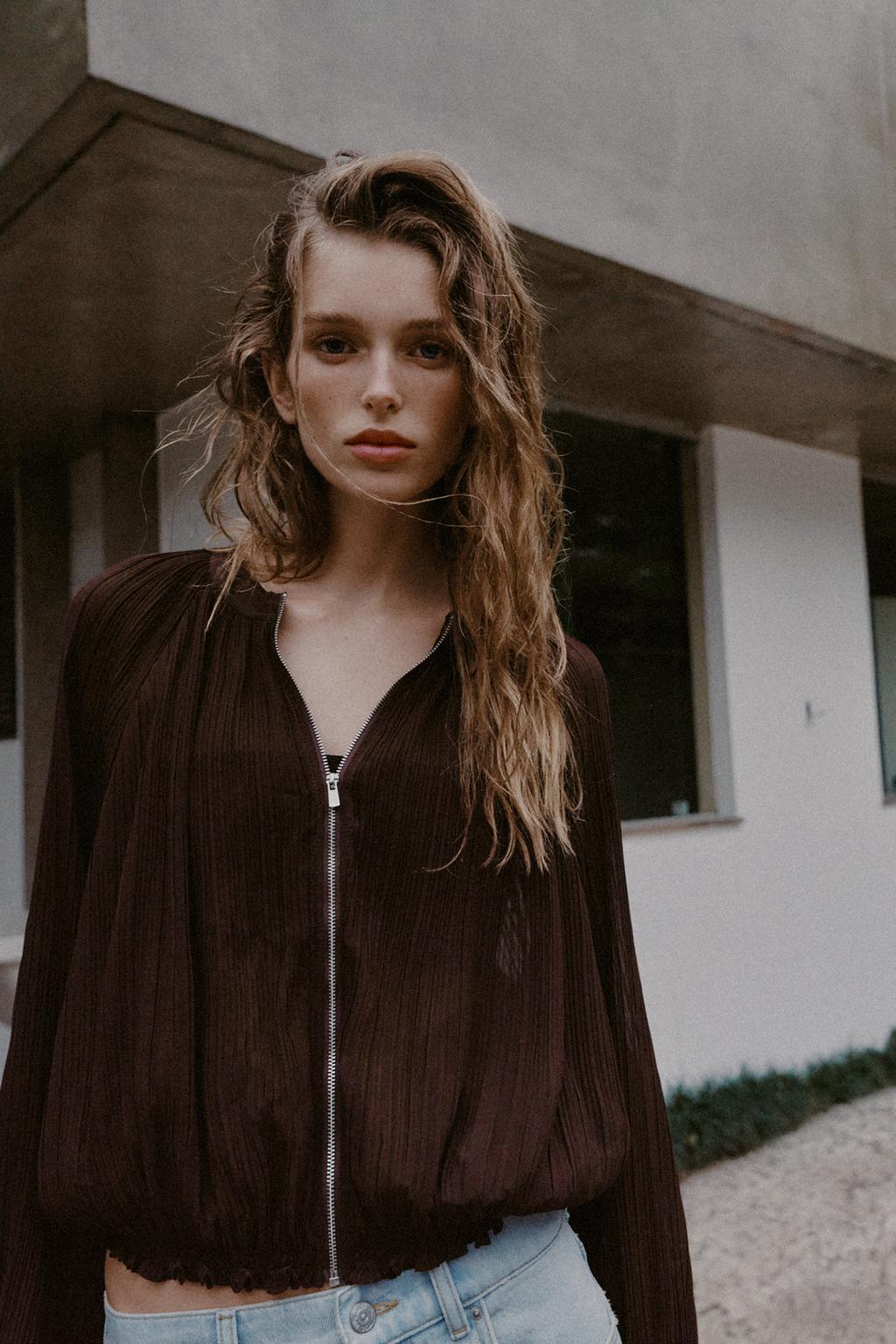 ПЛИССИРОВАННАЯ КУРТКА ИЗ ОРГАНЗЫ