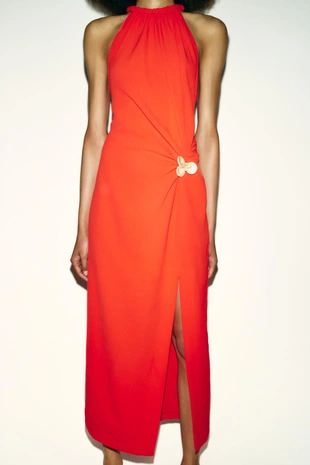 Платье миди с горловиной халтер и фурнитурой- Заказать в России