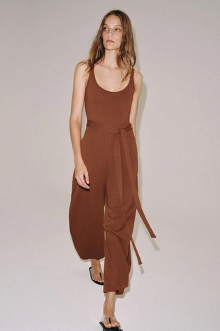 Комбинезон из плотного хлопка с поясом- Заказать в России