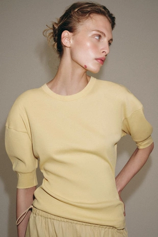 Футболка в рубчик с объемными рукавами- Заказать в России