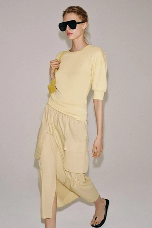 Футболка в рубчик с объемными рукавами- Заказать в России