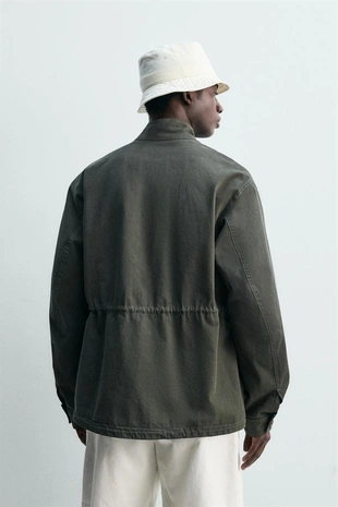 Куртка с эффектом потертости и накладными карманами