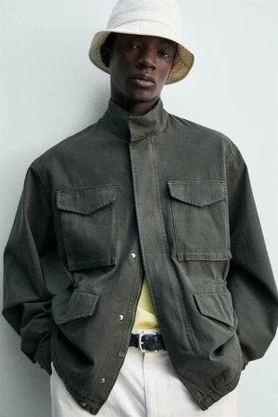 Куртка с эффектом потертости и накладными карманами- Заказать в России