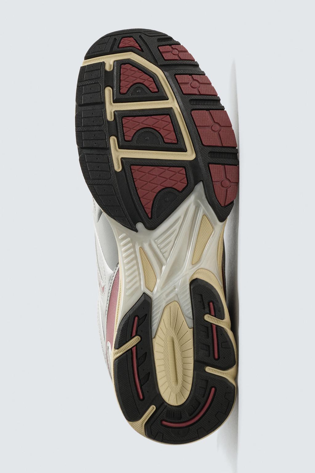 КРОССОВКИ НА ОБЪЕМНОЙ ПОДОШВЕ